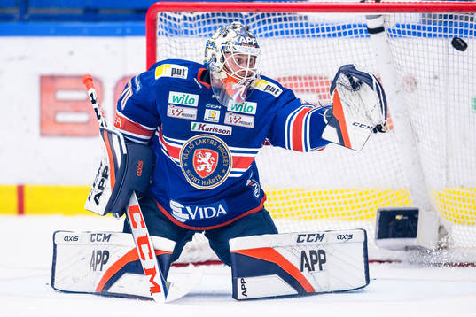 Frölundas Radan Lenc (ej i bild) gör mål 3-2 bakom
