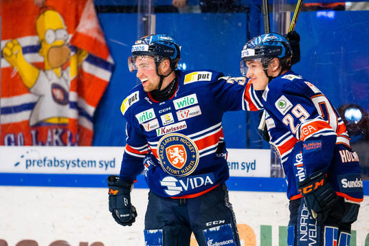 Växjös Glenn Gustafsson och Pontus Holmberg jublar
