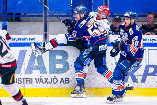 Frölundas Max Friberg tacklas av Växjös Ben Thomas