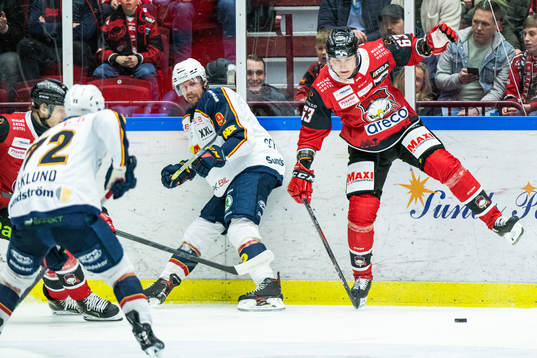 Djurgårdens Cameron Schilling  och Malmö Redhawks Fredrik