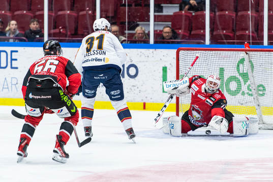 Djurgårdens Dick Axelsson och Malmö Redhawks målvakt