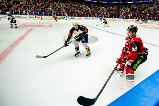 Djurgårdens Matthew Lorito och Malmö Redhawks Anton Olsson