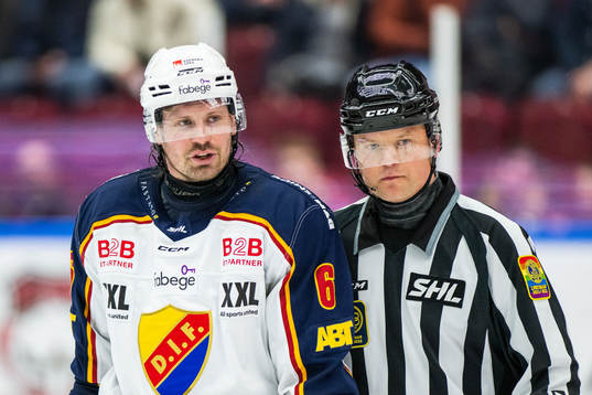 Djurgårdens Stefan Warg reagerar på ett domslut