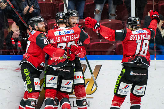 Malmö Redhawks Carl Söderberg jublar med lagkamrater