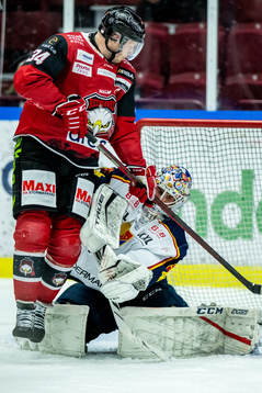 Malmö Redhawks Carl Söderberg framför Djurgårdens