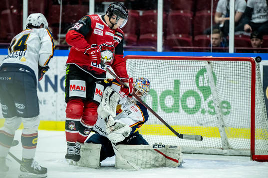 Malmö Redhawks Carl Söderberg framför Djurgårdens