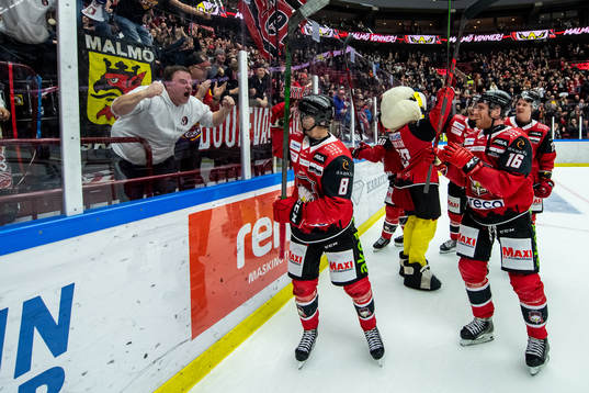 Malmö Redhawks Johan Olofsson jublar
