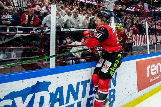Malmö Redhawks Emil Sylvegård jublar