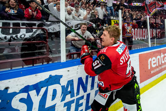 Malmö Redhawks Emil Sylvegård jublar