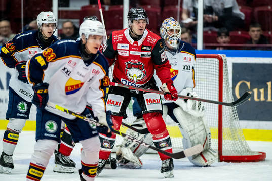 Malmö Redhawks Lance Bouma framför Djurgårdens målvakt