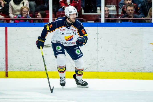Djurgårdens Cameron Schilling reagerar på ett domslut