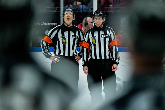 Domare Tobias Björk och Domare Mikael Holm