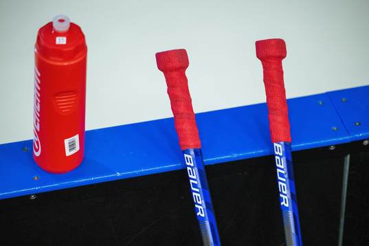 En vattenflaska och hockeyklubbor