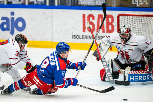 Örebros Joel Mustonen och målvakt Jhonas Enroth