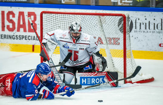 Oskarshamns Hampus Plato och Örebros målvakt Jhonas Enroth
