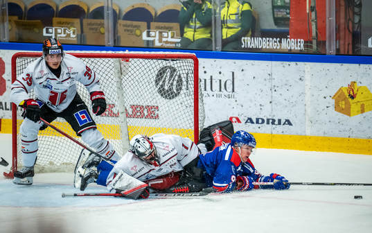 Örebros Joel Mustonen och målvakt Jhonas Enroth samt