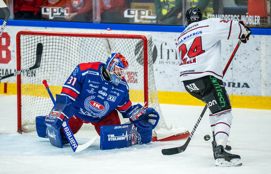 Oskarshamns målvakt Tim Juel och Örebros Jani Lajunen