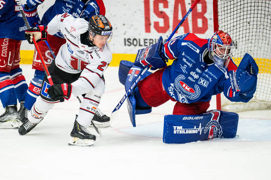 Örebros Linus Öberg och Oskarshamns målvakt Tim Juel