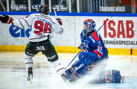 Örebros Robin Kovacs och Oskarshamns målvakt Tim Juel