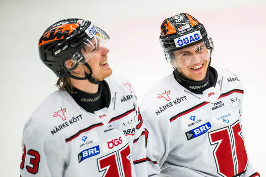 Örebros Oliver Eklind jublar med Christopher Mastomäki