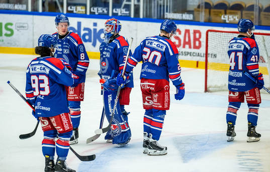 Oskarshamns Fredrik Olofsson och målvakt Tim Juel deppar