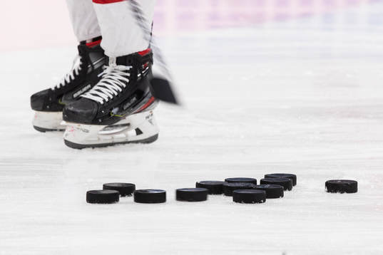 Skridskor och puckar innan ishockeymatchen i