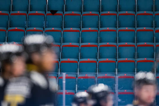 Tomma stolar på läktaren innan ishockeymatchen i