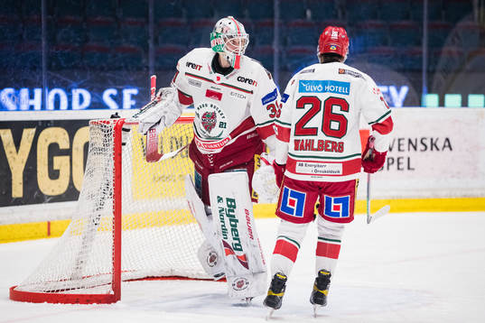 Modos målvakt Henrik Tikkanen och Emil Wahlberg deppar