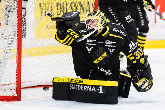 s målvakt Pavel Khomchenkosläpper in 1-2