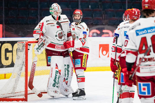 Modos målvakt Henrik Tikkanen och Hugo Styf jublar