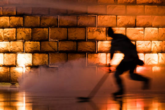 En siluett av en spelare innan  ishockeymatchen i