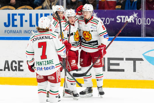 Moras Anton Heikkinen jublar med lagkamrater