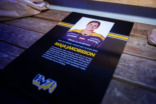 Maja Jakobssons diplom när hon väljs in i Wall of Heroes
