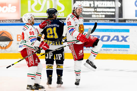 Moras Måns Carlsson jublar