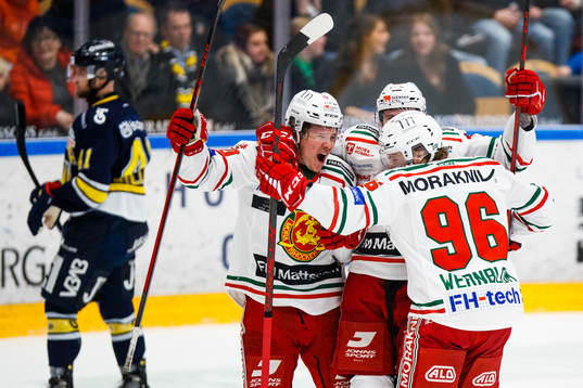 Moras Anton Heikkinen jublar