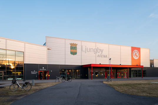 Exteriör vy på Ljungby arena före ishockeymatchen i