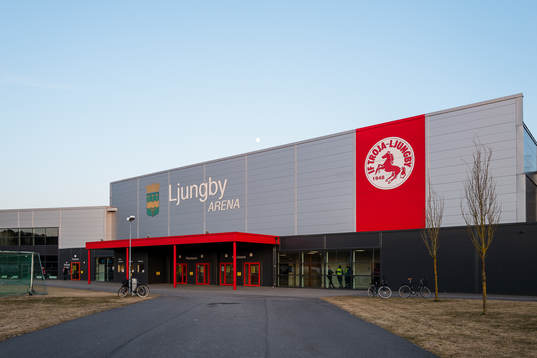 Exteriör vy på Ljungby arena före ishockeymatchen i
