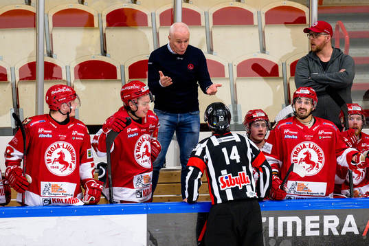 Troja/Ljungbys tränare Roger Forsberg pratar med Domare