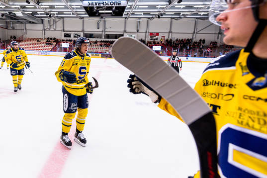 Södertäljes Emil Aronsson jublar