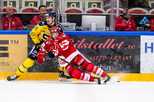 Troja/Ljungbys Joakim Hillding faller