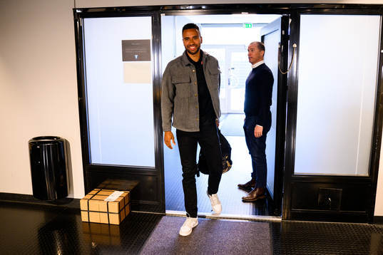 Isaac Kiese Thelin och sportdirektör Daniel Andersson