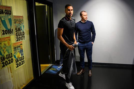 Isaac Kiese Thelin och sportdirektör Daniel Andersson