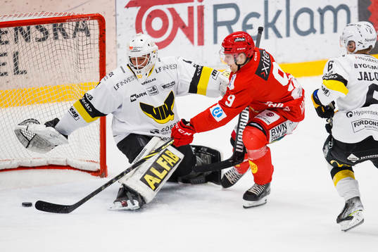 Almtunas Hampus Harlestam gör 1-1 på Västerås  målvakt