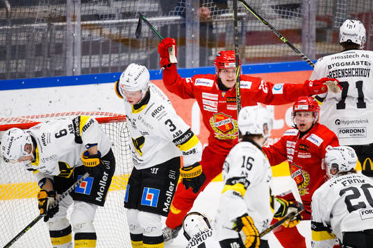Almtunas André Astley Rydberg och Hampus Harlestam jublar