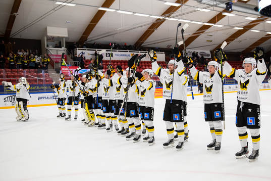 Västerås spelare jublar