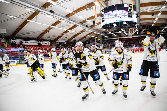 Västerås spelare jublar