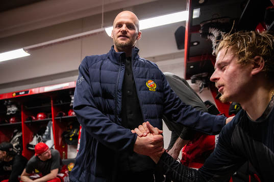 Almtunas assisterande tränare Tony Mårtensson jublar