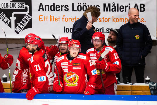 Almtunas spelare jublar