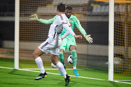 Utsiktens Wilhelm Nilsson skjuter 1-2 i mål bakom Häckens