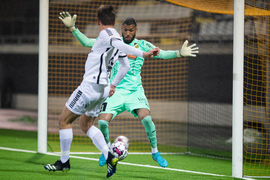 Utsiktens Wilhelm Nilsson skjuter 1-2 i mål bakom Häckens